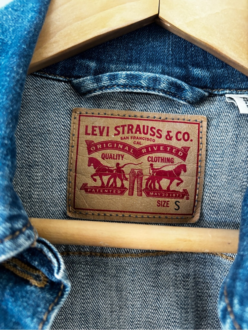 Levi's Women's Dark Indigo Denim Jacket - Picture 3 of 4
